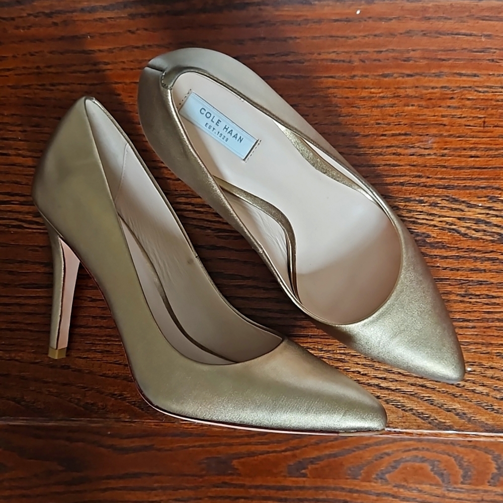 Cole Haan gold leather pump.